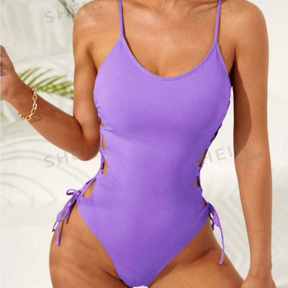 Brand New Women’s one piece bathing suit. 👙🩱